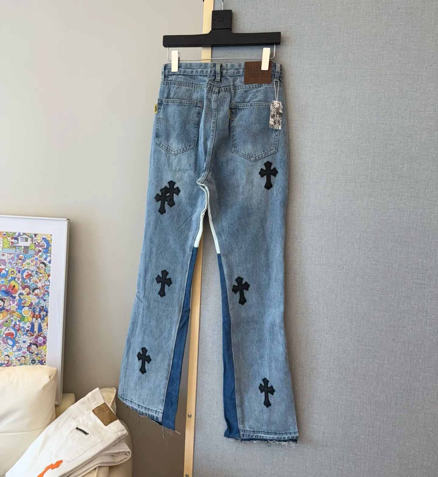 P260 Style No.: D326 GALLERY DEPT & Chrome Hearts Joint Cross Loose Washed Flared Jeans True to Restore the Ultimate Vintage Texture Original Hardware Accessories Washed and Elevator Cards, QR Code Analysis Are Procured from the Original Factory, High Restoration Degree, You Are Welcome to Compare Any Products ~ Three-dimensional Version Loose and Comfortable without Picking Your Figure Appearing Tall and Slender Large Factory Seiko Original Factory Quality Control Same Style for Men and Women Can Be Matched for Couples Versatile Recommendation Necessary Jeans for All Seasons Trendy people have been disappointed. From the quality selection of fabrics, the tailoring of details, and the matching of patterns, everything is impeccable! The upper body is so handsome when worn...it can be easily worn by men, women and children! The craftsmanship is made of heavy-duty washed pure cotton denim fabric. After washing, it is soft and thick. It is very stylish when worn. Size: 28, 30, 32, 34, 36 (S-XXL) Color: Stitching Size reference # 28 trouser length 100 waist 72 30 trouser length 102 waist 76 32 trouser length 104 waist 80 34 trouser length 106 waist 84 36 pants length 108 waist circumference 88